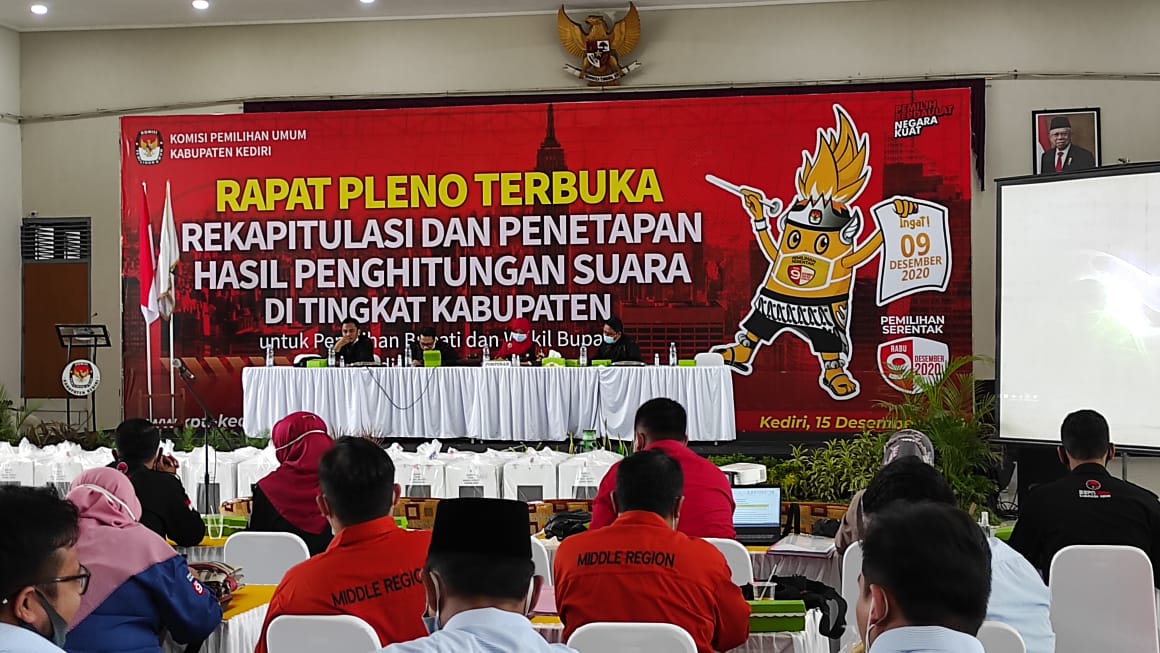 Rapat pleno rekapitulasi Pilbup Kediri sesuai protokol kesehatan atau prokes. (Foto: Fendhy Plesmana/Ngopibareng.id)