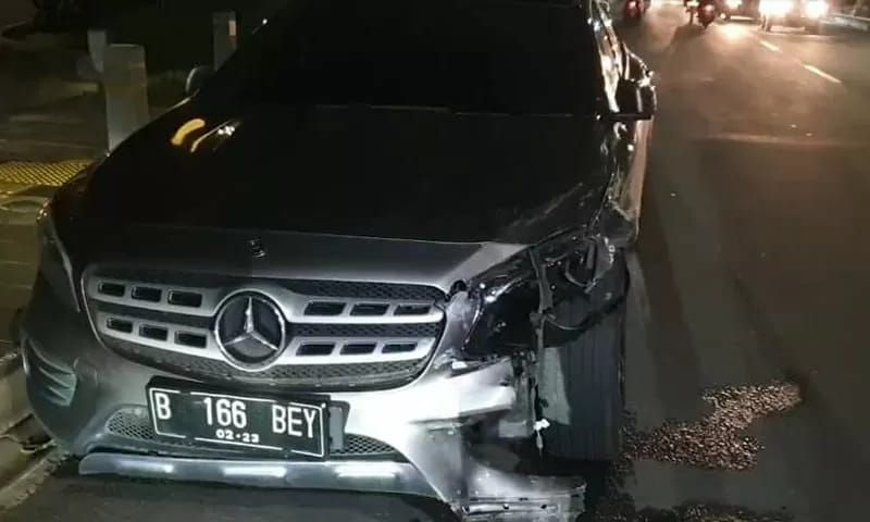 Mobil Mercy yang dikendarai artis Salshabilla mengalami kerusakan di body kiri usai menabrak dua unit mobil Mazda. (Foto: Istimewa)