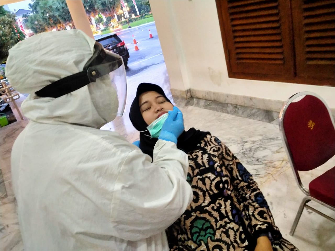 Salah satu pegawai Pemprov Jatim menjalani tes rapid antigen di Gedung Negara Grahadi, Surabaya, Rabu 16 Desember 2020. (Foto: Fariz Yarbo/Ngopibareng.id)