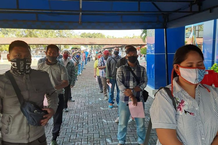 Pemohon SIM sedang antre mengumpulkan berkas di Kantor Satpas SIM Polda Metro Jaya. (Foto: Asmanu/Ngopibareng.id)