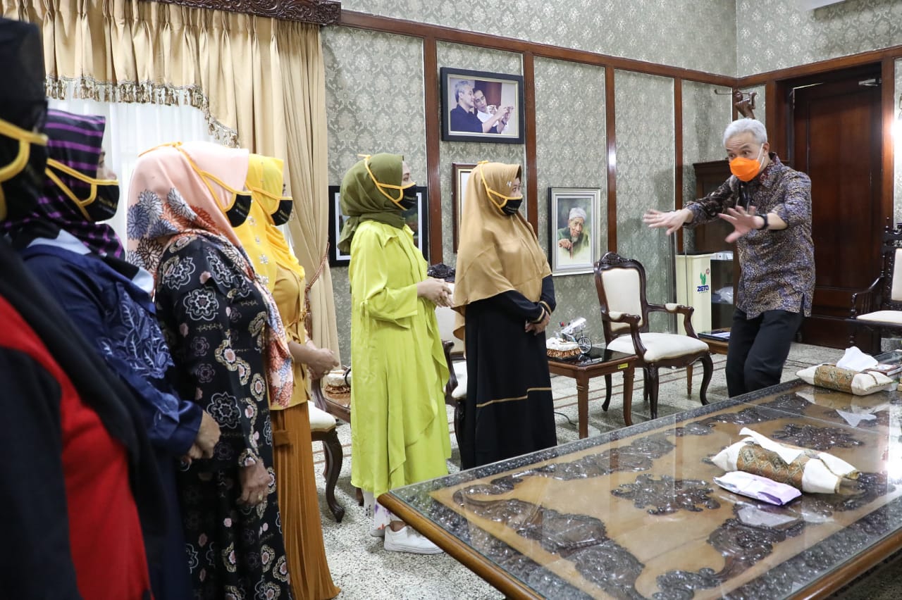 Gubernur Jawa Tengah Ganjar Pranowo menerima kunjungan Grup kasidah legendaris asal Kota Semarang, Nasida Ria, Kamis 17 Desember 2020. (Foto: Dok. Pemprov Jateng)