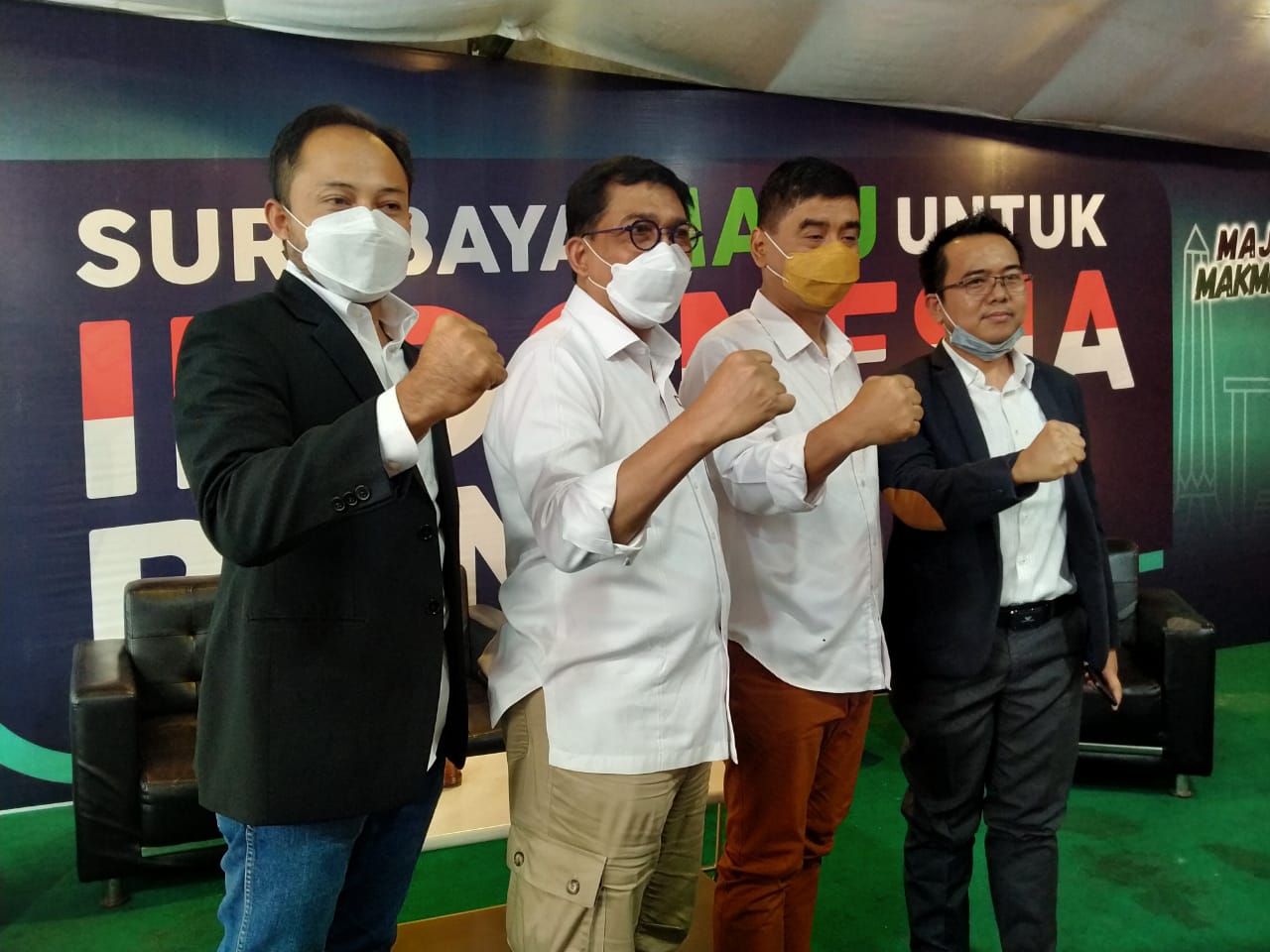 Paslon Machfud Arifin-Mujiaman bersama dengan tim kuasa hukum Donald Fariz (kiri) dan Mohammad Sholeh (kanan) di Posko Pemenangan MAJU, Surabaya, Kamis 17 Desember 2020. (Foto: Fariz Yarbo/Ngopibareng.id)