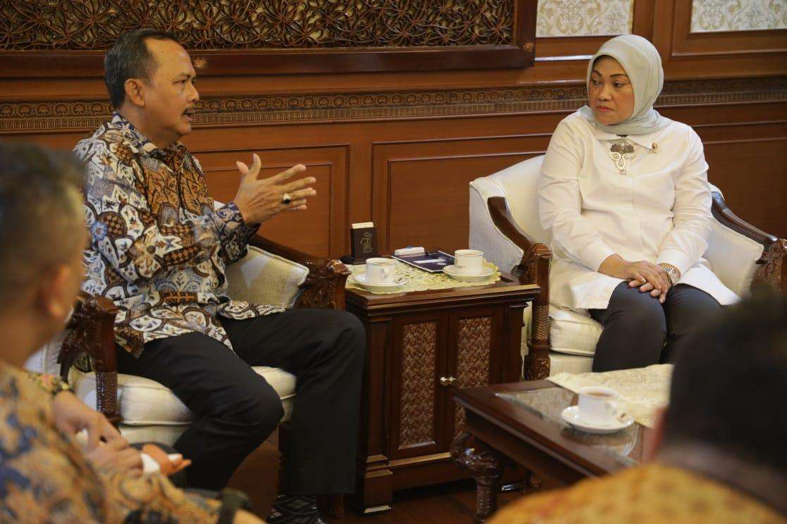 Direktur Jenderal Amerika dan Eropa Kementerian Luar Negeri I Gede Ngurah Swajaya saat bersama Menteri Tenaga Kerja Ida Fauziyah. (Foto: Istimewa)