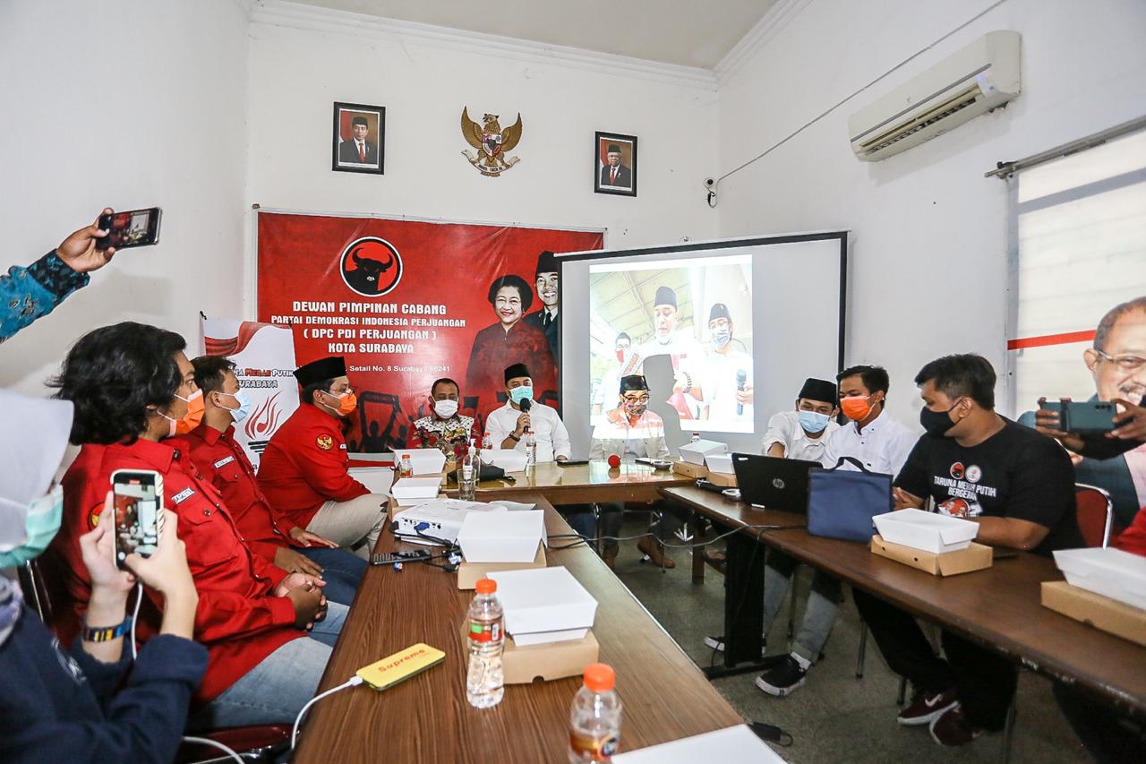 Eri Cahyadi dan Armuji ketika melakukan diskusi dengan para relawan milenial Er-Ji. (Foto: PDI Perjuangan)