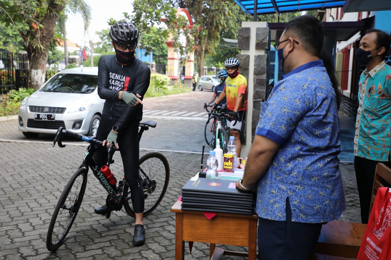 Gubernur Jawa Tengah Ganjar Pranowo menghadiri pembagian rapor siswa sekolah PL Domenico Savio Semarang secara drive thru, Jumat 18 Desember 2020. (Foto: Dok. Pemprov Jateng)