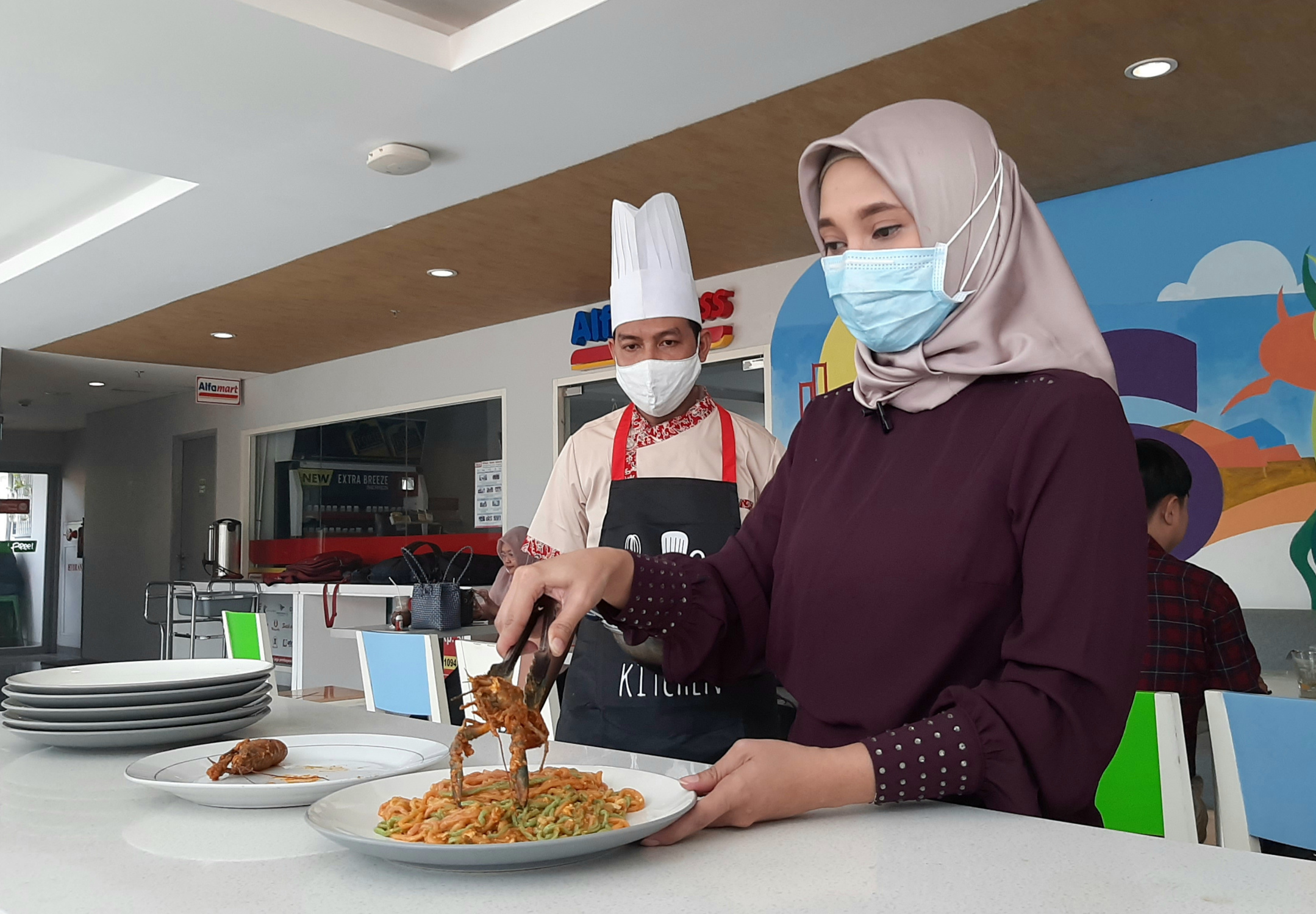 Mie Pelangi Lobster yang terbuat dari sayuran dan buah. (Foto: Pita Sari/Ngopibareng.id)