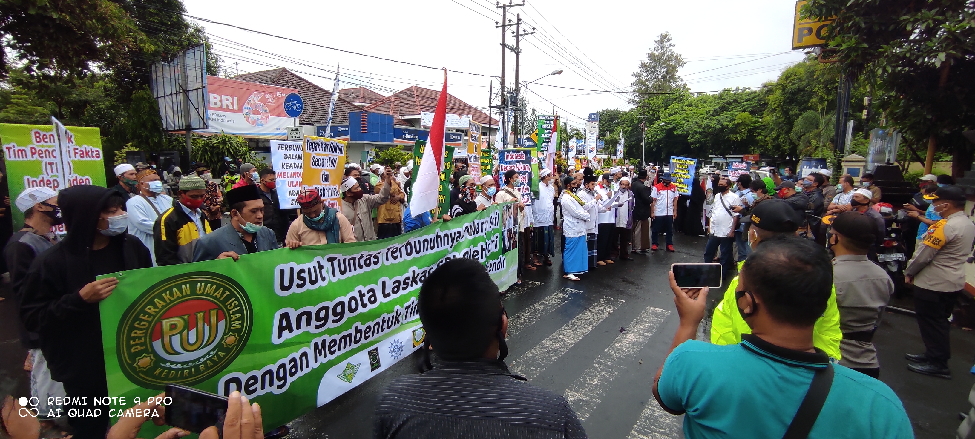 Massa PUI Kediri Raya gelar aksi damai di depan Kantor Polres Kediri,, Jumat 18 Desember 2020. (Foto" Fendhy Plesmana/Ngopibareng. id) 