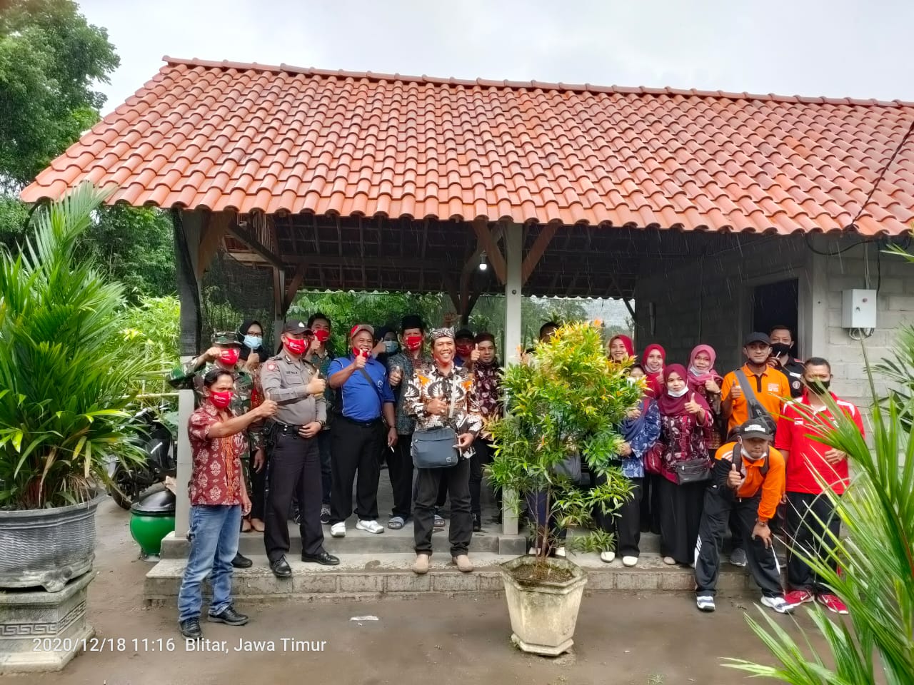 Foto bersama peserta studi lapang dengan pengurus BUMDes. (Foto: Choirul Anam/Ngopibareng.id)