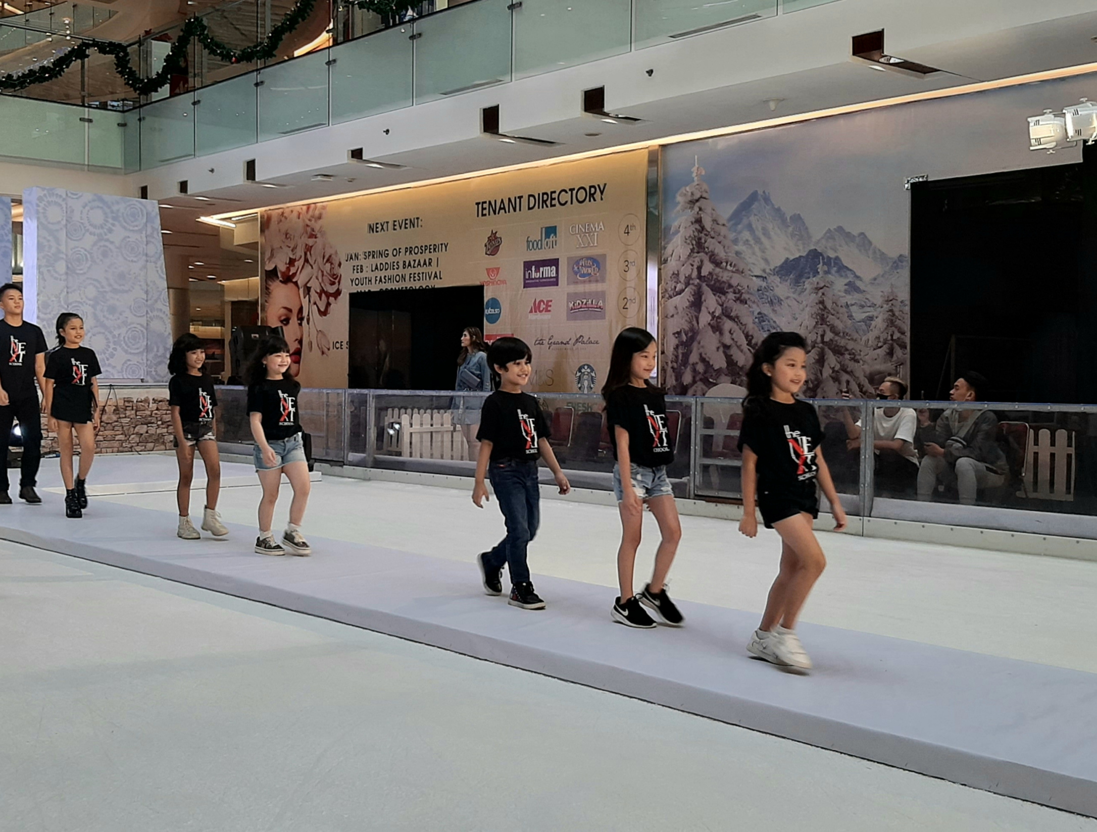 Peragaan Denim On Ice trend 2021. (Foto: Pita Sari/Ngopibareng.id)