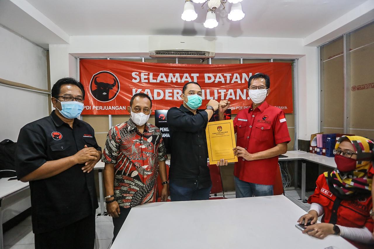 Tim BSPN PDI Perjuangan Kota Surabaya bersama Eri Cahyadi dan Armuji. (Foto: Alief Sambogo/Ngopibareng.id)