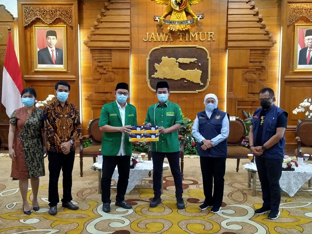 Waketum GP Ansor Mohammad Haerul Amri memberikan masker kepada Pemprov Jatim yang diterima Ketua GP Ansor Jatim M Syafiq Syauqi di Gedung Negara Grahadi, Surabaya. (Foto; Fariz Yarbo/Ngopibareng.id)