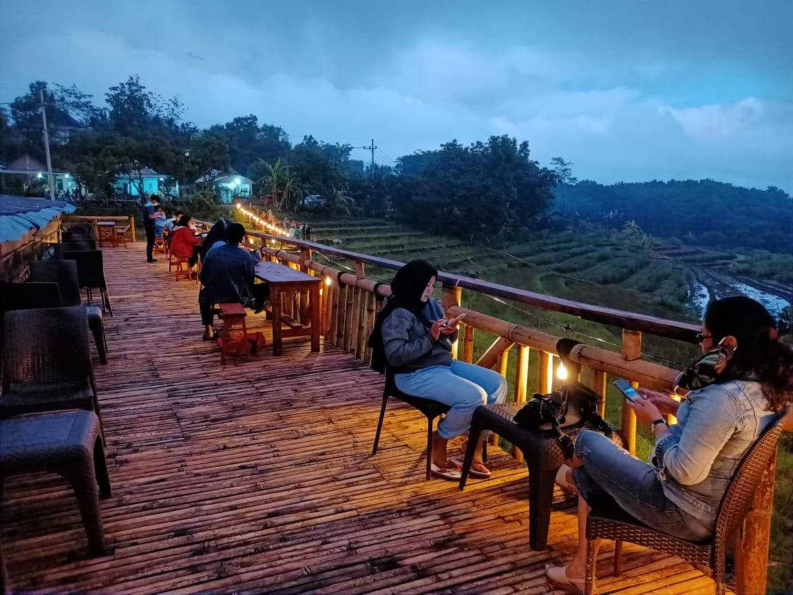 Suasana resto Tangga Langit Kediri saat petang. (Foto: Istimewa)