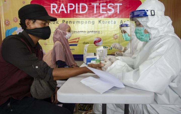 Calon penumpang mengikuti tes cepat (rapid test) COVID-19 di Stasiun Pasar Senen, Jakarta, Senin 27 Juli 2020. (Foto: Antara/Dhemas Reviyanto)