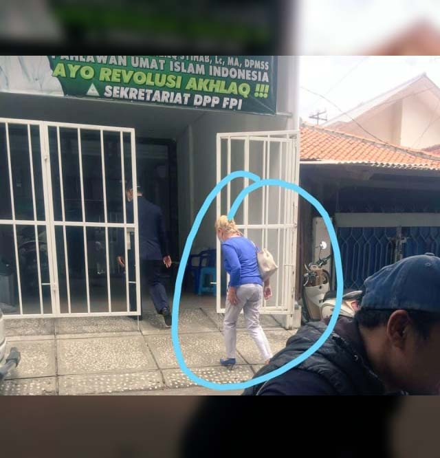 Bule yang diklaim sebagai perwakilan Kedutaan Besar Jerman di Indonesia saat mengunjungi Kantor FPI. (Foto: FPI)