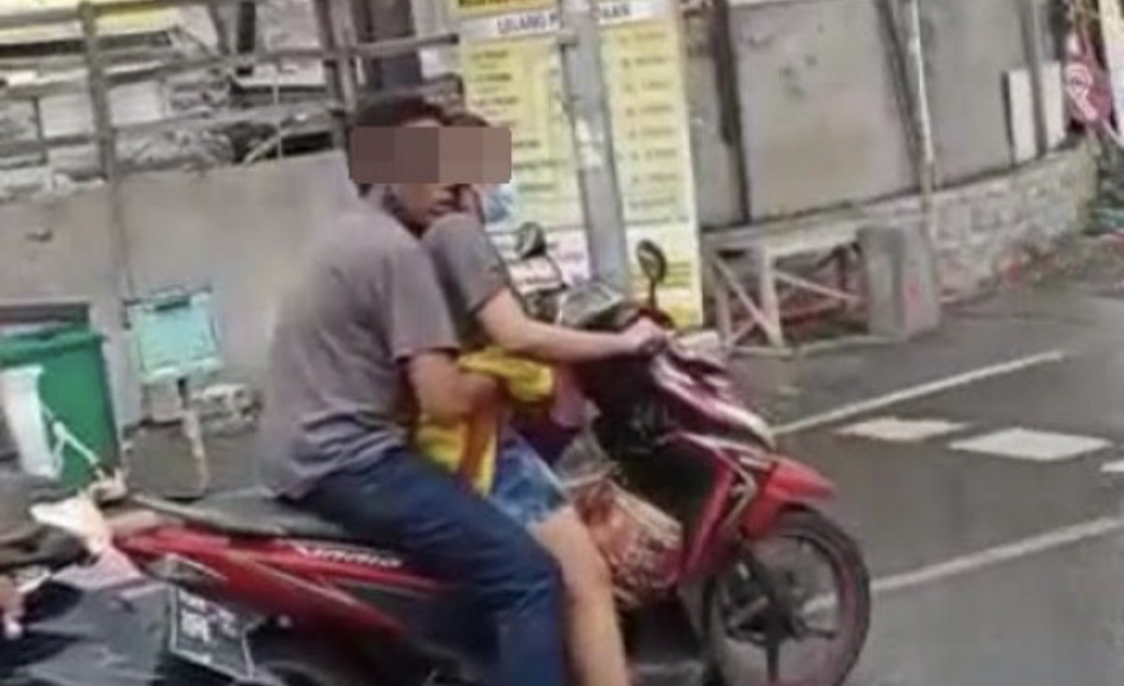 Nekat mesum di atas motor, si pria tak kuat menahan syahwat hingga nekat menggerayangi dan mencium wanita yang memboncengnya. (Foto: Istimewa)