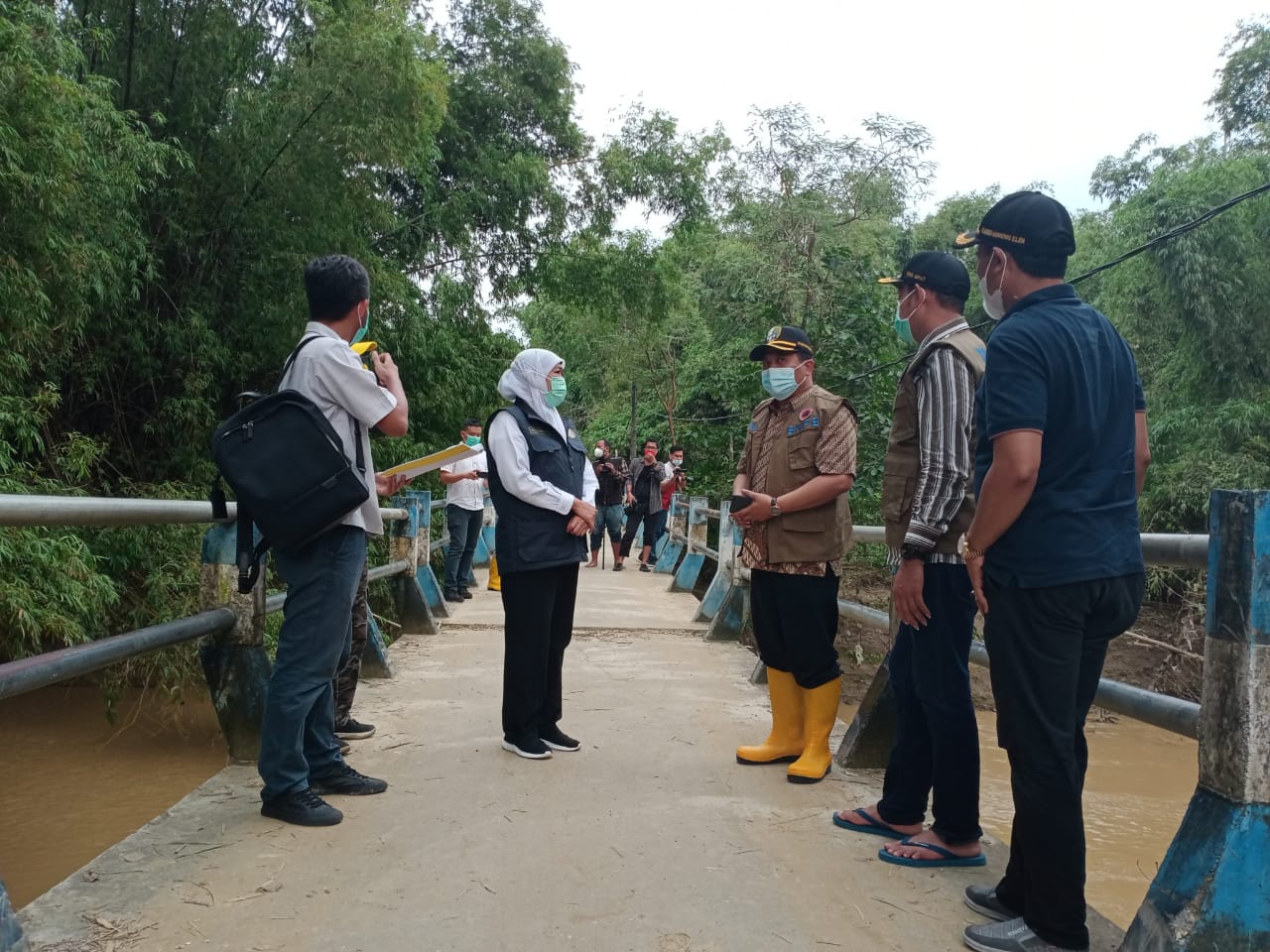 Gubernur Jawa Timur, Khofifah Indar Parawansa ketika meninjau Kali Kemuning, Sampang, pada Minggu 20 Desember 2020. (Foto: Fariz Yarbo/Ngopibareng.id)