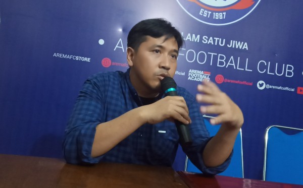 Media Officer Arema FC, Sudarmaji saat berada di Kantor Arema FC (Foto: Lalu Theo/ngopibareng.id)