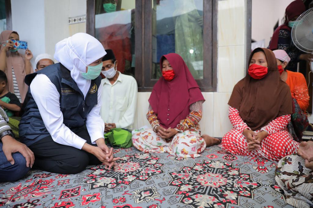 Gubernur Jawa Timur, Khofifah Indar Parawansa melakukan takziah di rumah korban terseret arus di Sampang, Minggu 20 Desember 2020. (istimewa)