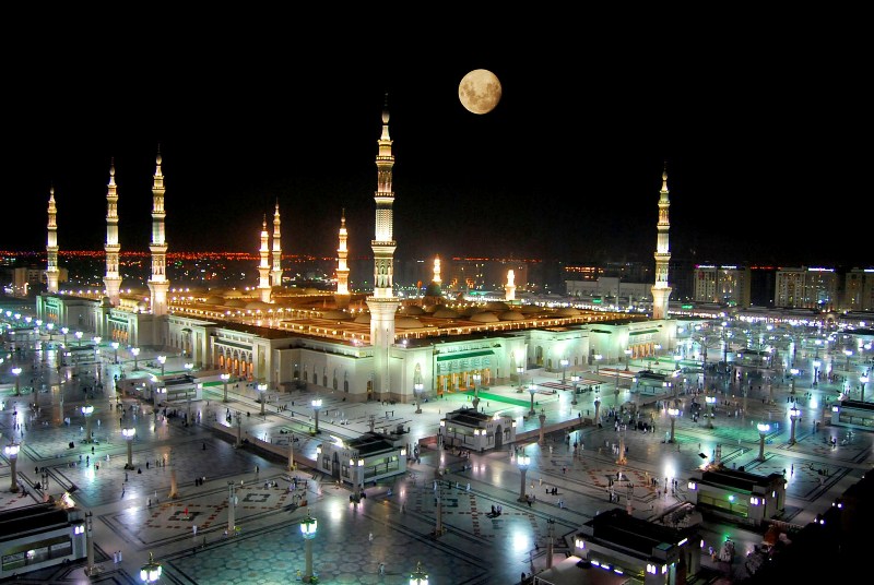 Masjid Nabawi di Madinah, pada suatu malam. (Foto: Istimewa)