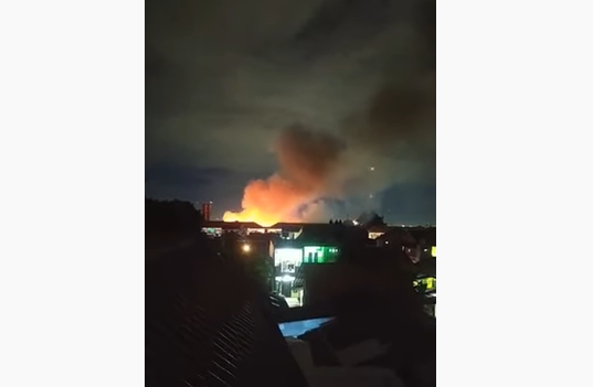 Tangkapan layar video kabakaran yang melanda asrama Mako Brimob Kelapa Dua Depok, Minggu 20 Desember 2020. (Foto: YouTube)