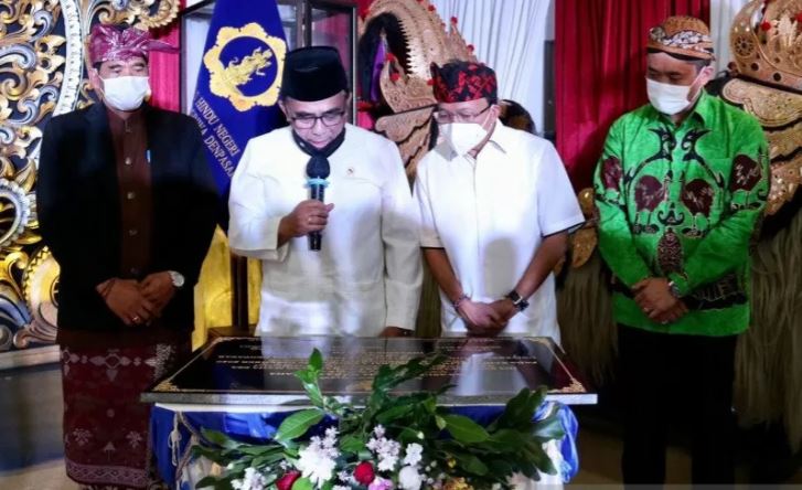  Menteri Agama Jenderal TNI (Purn) Fachrul Razi (dua dari kiri) didampingi Gubernur Bali Wayan Koster, Dirjen Bimas Hindu Tri Handoko Seto dan Rektor UHN I Gusti Bagus Sugriwa Denpasar Prof Dr I Gusti Ngurah Sudiana. (Foto: Antara/Pemprov Bali)