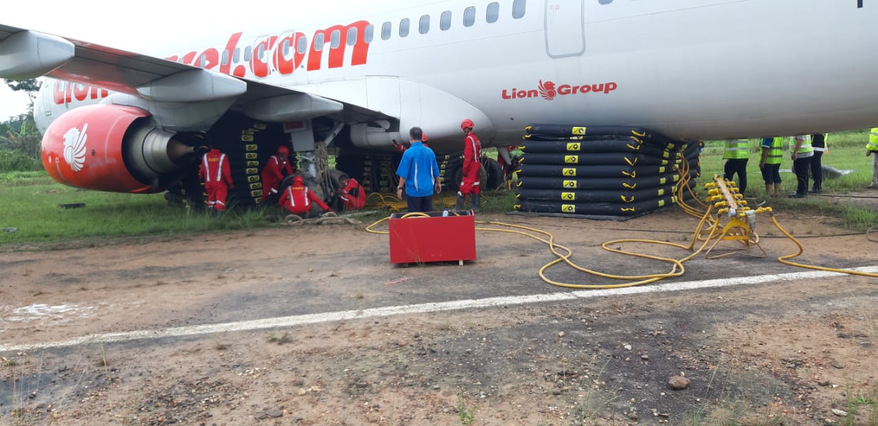 Proses evakuasi pesawat Lion Air yang tergelicir. (Foto: Lion Air) Proses evakuasi pesawat Lion Air yang tergelicir. (Foto: Lion Air)