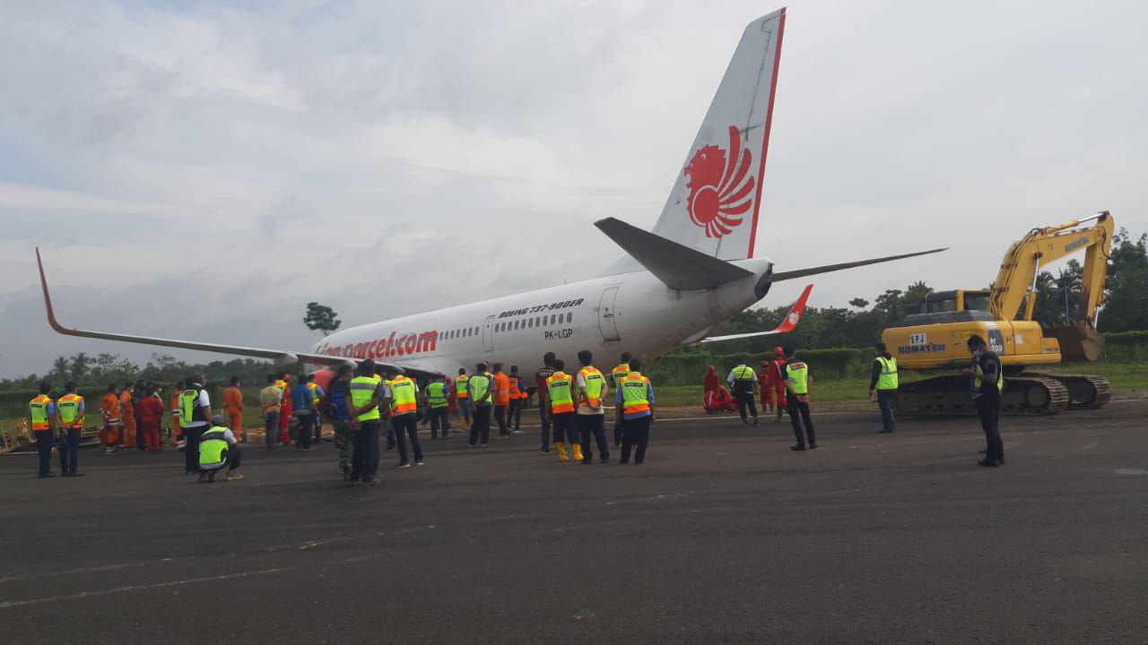 Proses evakuasi pesawat Lion Air yang tergelicir. (Foto: Lion Air) Proses evakuasi pesawat Lion Air yang tergelicir. (Foto: Lion Air)