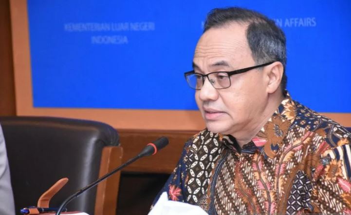 Dokumentasi--Pelaksana Tugas Juru Bicara Kementerian Luar Negeri RI, Teuku Faizasyah, memberikan keterangan pada pers. (Foto: Antara/Aria Cindyara)