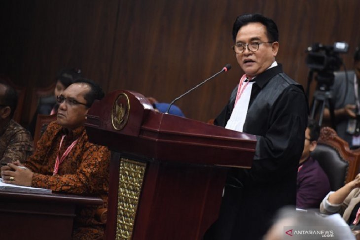  Ketua tim kuasa hukum pasangan calon presiden dan calon wakil presiden nomor urut 01, Yusril Ihza Mahendra (kanan), selaku pihak terkait menyampaikan keterangan pada sidang lanjutan Perselisihan Hasil Pemilihan Umum (PHPU) Pilpres 2019, di Gedung Mahkamah Konstitusi, Jakarta, Selasa 18 Juni 2019. Sidang tersebut beragendakan mendengarkan jawaban termohon, pihak terkait dan Bawaslu. (Foto: Antara/Hafidz Mubarak)