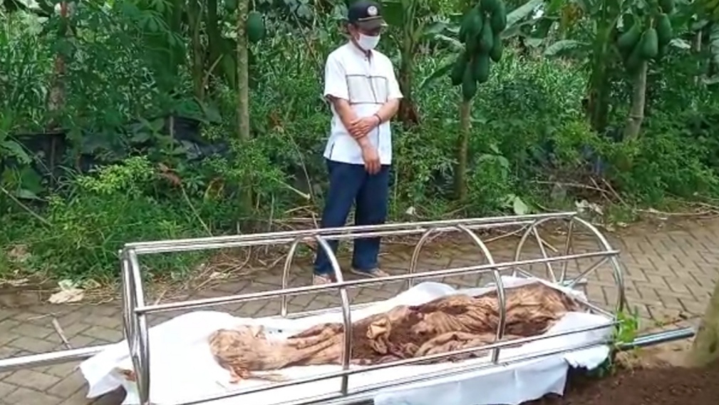 Jenazah Almarhum Mbah Soewardi saat baru diangkat dari makamnya (foto: istimewa)