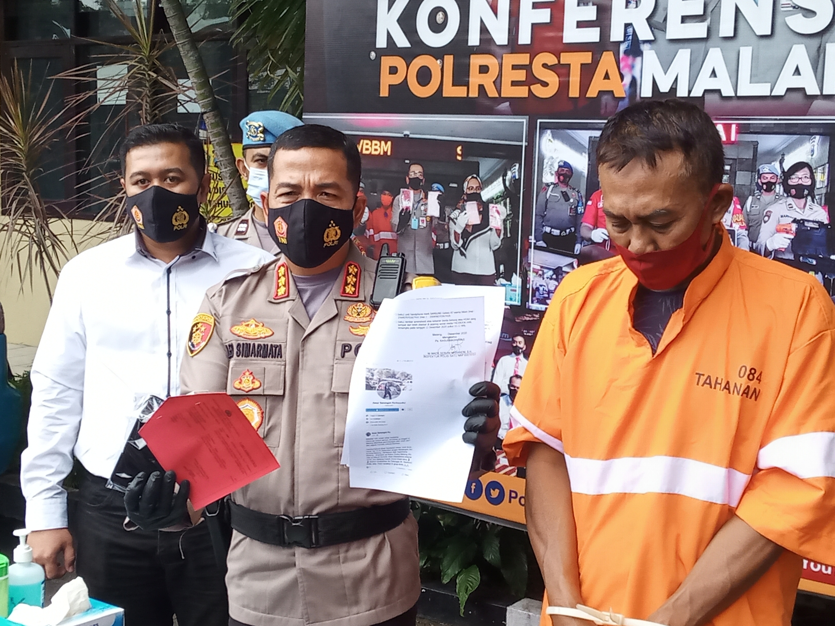 Kapolresta Malang Kota, Kombes Pol Leonardus Simarmata saat rilis kasus penangkapan tersangka penyebar hoaks Malang zona hitam (Foto: Lalu Theo/ngopibareng.id)