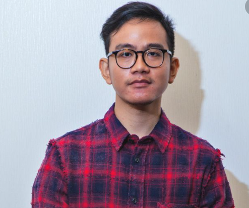 Gibran Rakabuming Raka membantah terlibat skandal goodie bag dalam korupsi Mensos Juliari Batubara. Ia disebut merekomendasikan Sritex untuk memproduksi goodie bag tempat bansos. (midi)