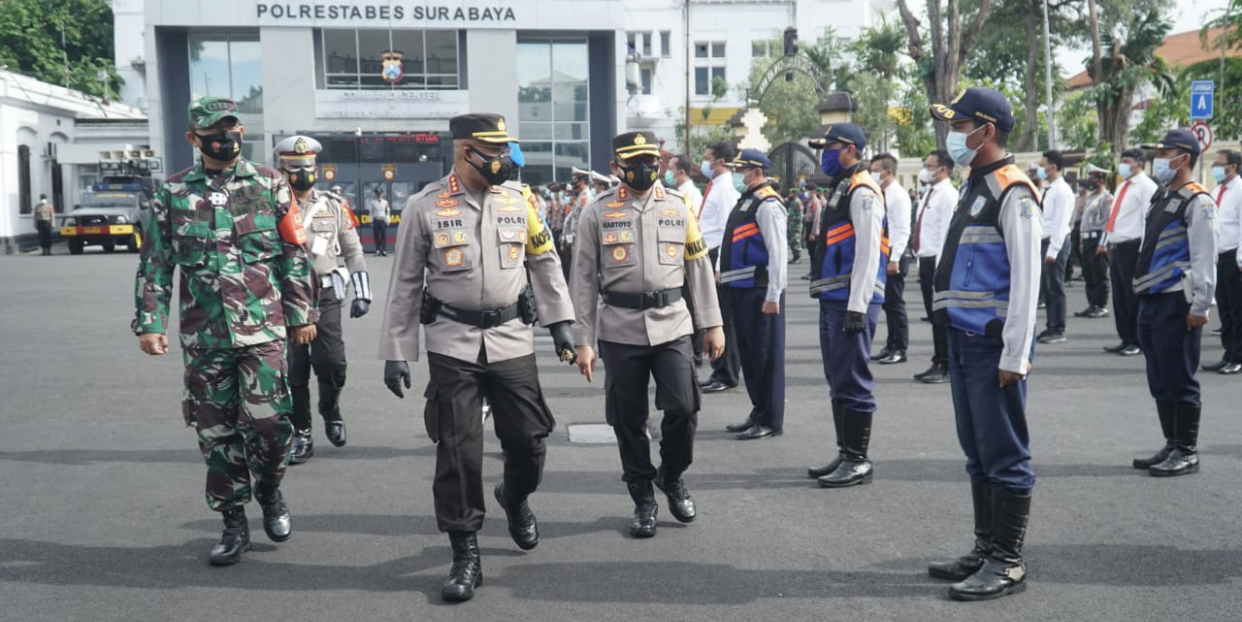 Kapolrestabes Surabaya Kombes Johnny Eddizon Isir, ketika menggelar apel pagi untuk persiapan pengamanan Nataru 2020, di Mapolrestabes Surabaya, Senin, 21 Desember 2020. (Foto: Istimewa)