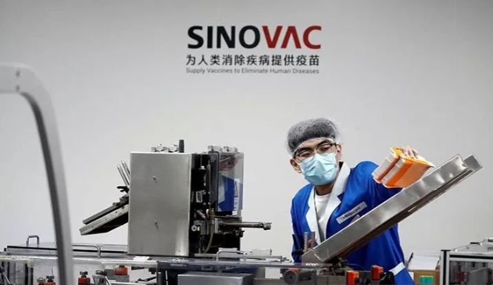 Vaksin COVID-19 buatan Sinovac Biotech China terlihat ampuh dalam uji klinis tahap akhir di Brazil, menurut laporan Wall Street Journal (WSJ) pada Senin (21/12), mengutip sumber yang terlibat dalam pengembangan vaksin tersebut.  Calon vaksin Sinovac dan AstraZeneca mungkin akan siap digunakan di Brazil pada pertengahan Februari, berdasarkan keterangan menteri kesehatan pekan lalu.  Brazil merupakan negara pertama di dunia yang merampungkan uji klinis tahap akhir vaksin buatan Sinovac, CoronaVac, yang juga diujicobakan di Indonesia dan Turki, lapor WSJ.  Institut Butantan di Negara Bagian Sao Paulo sedang menggelar uji klinis tahap akhir CoronaVac di Brazil.  Menurut WSJ, hasil uji klinis di Brazil menempatkan CoronaVac di atas 50 persen ambang batas yang dinilai perlu untuk melindungi manusia oleh para ilmuwan internasional.  Butantan akan mengumumkan tingkat efisiensi CoronaVac pada Rabu, lanjut WSJ.  Institut Butantan maupun Sinovac tidak segera menanggapi permintaan Reuters untuk berkomentar.    Seorang pria bekerja di fasilitas pengemasan pembuat vaksin China Sinovac Biotech, yang mengembangkan vaksin penyakit virus corona eksperimental (Covid-19), Beijing, China, 24 September 2020. (Foto: Antara /Thomas Peter/File Photo/pri.)