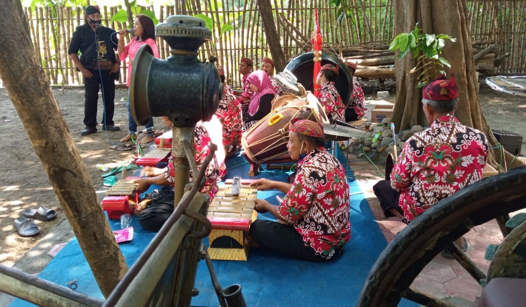 Kearifan lokal kampung yang senantiasa harus dijaga dan dilestarikan. (Foto: Istimewa)