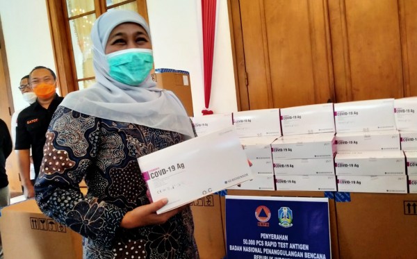 Gubernur Jawa Timur Khofifah Indar Parawansa saat menunjukkan alat rapid antigen bantuan dari BNPB di Gedung Negara Grahadi, Surabaya. (Foto: Fariz Yarbo/Ngopibareng.id)