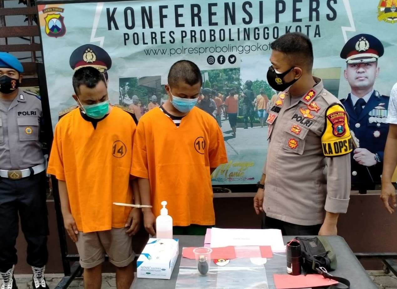 Dua tersangka pelempar bondet ke PN Kota Probolinggo ditangkap jajaran Polresta. (foto: Ikhsan Mahmudi/Ngopibareng.id)