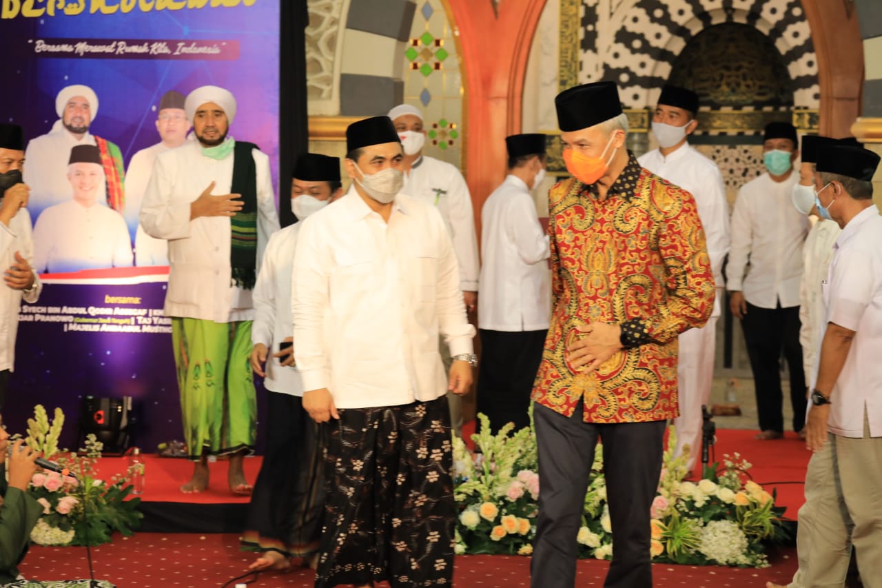 Gubernur Ganjar bershalawat bareng Habib Syech secara virtual. (Foto: Dok Prov Jateng)