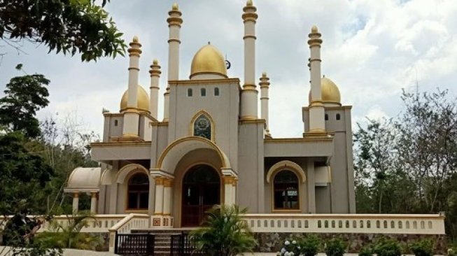 Masjid megah yang berada di tengah-tengah hutan kaki Gunung Lompobattang, Gowa, Sulawesi Selatan. (Foto: fb Luchyana)