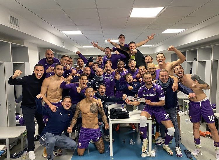 Skuad Fiorentina merayakan kemenangan di ruang ganti. (Foto: Twitter)