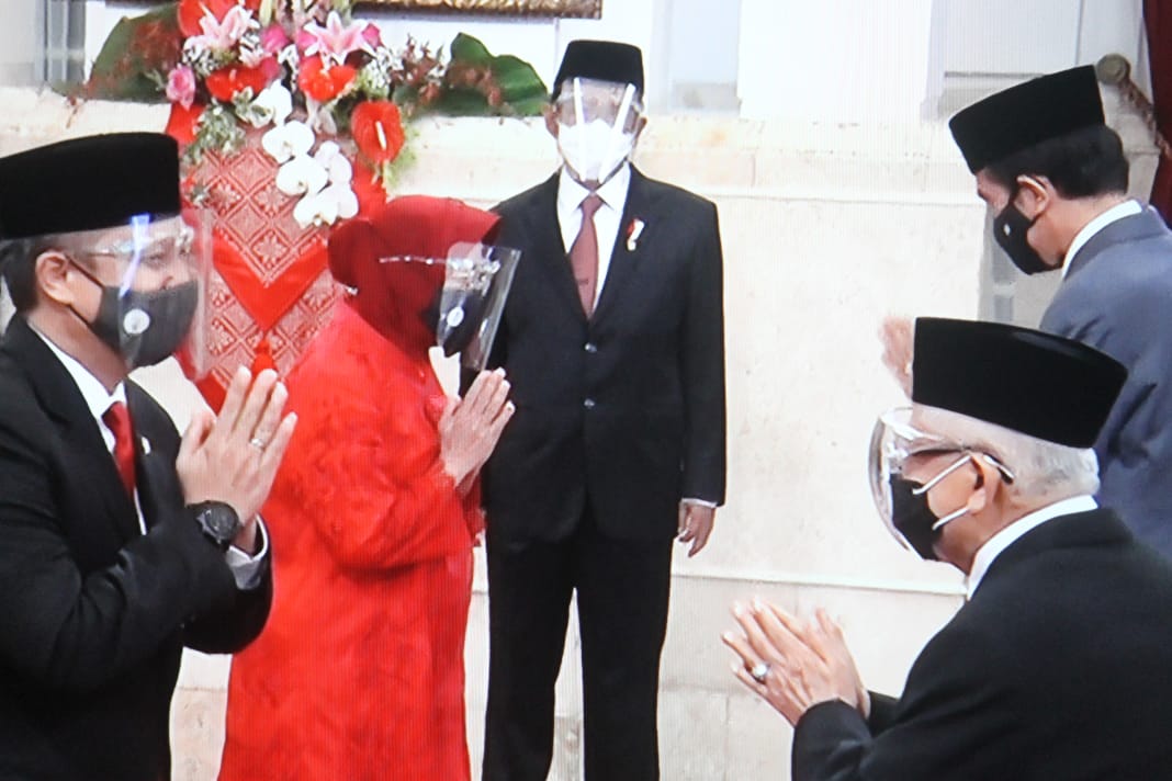 Pelantikan enam menteri baru dan lima wakilnya di Istana Negara, Jakarta Pusat, Rabu 23 Desember 2020. Presiden Jokowi dan Wapres Ma'ruf Amin mengucapkan selamat ke Menteri Sosial Tri Rismaharini. (Foto: Asmanu Sudharso/Ngopibareng.id)