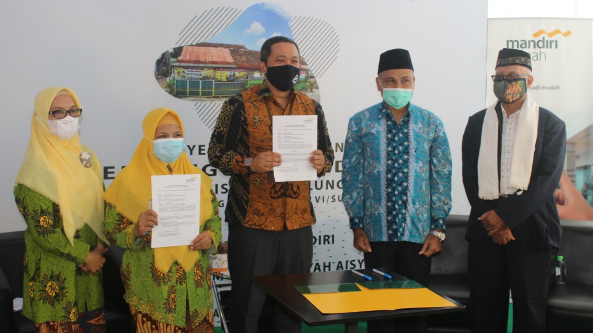 Pemberian bantuan Mandiri Syariah untuk pembangunan renovasi  gedung sekolah PAUD Aisyiyah (foto:istimewa) Dalung