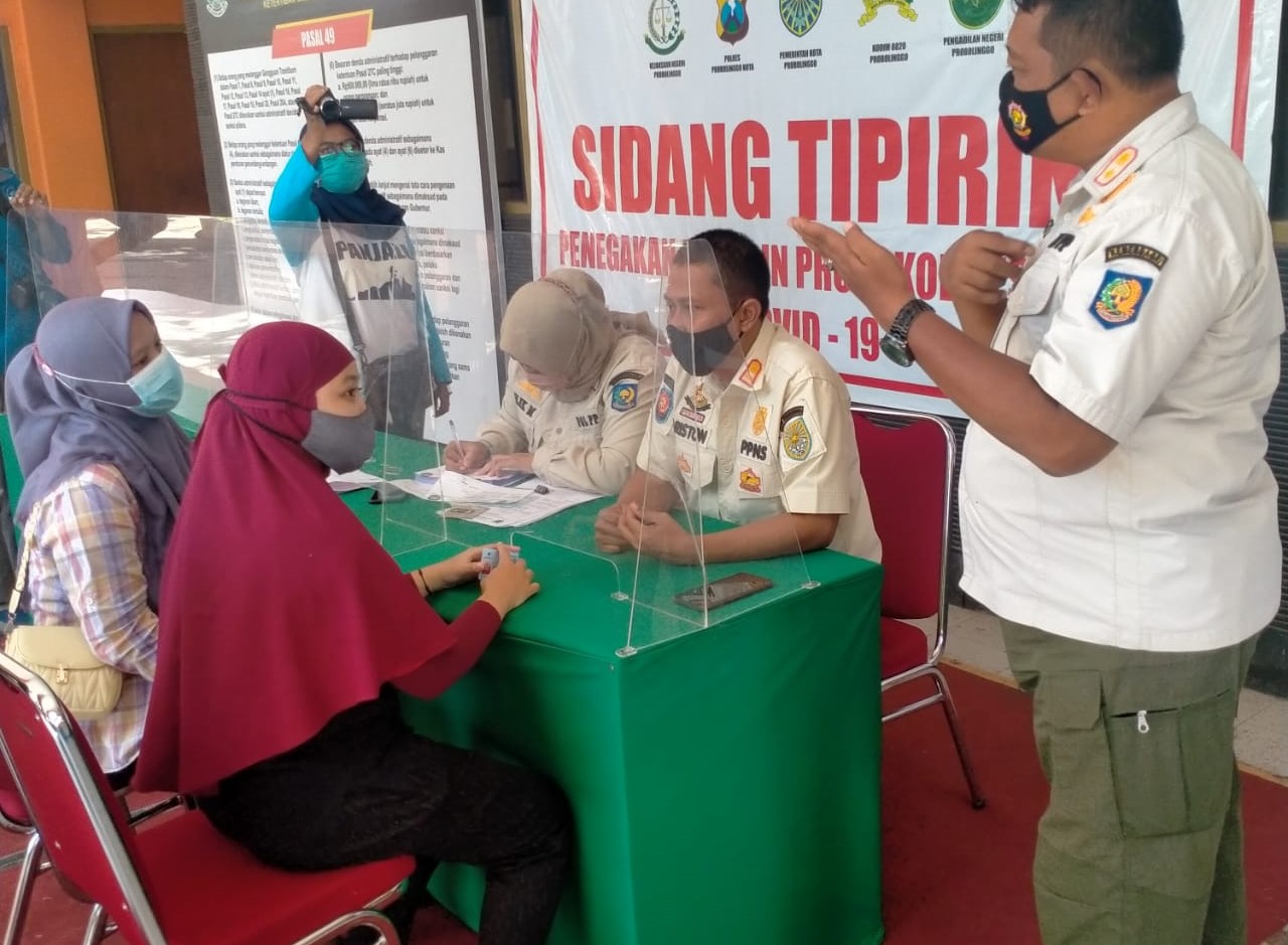 Sejumlah pelaku usaha yang melanggar jam malam disidangkan di GOR Ahmad Yani, Kota Probolinggo. (Foto: Ikhsan Mahmudi/Ngopibareng.id)