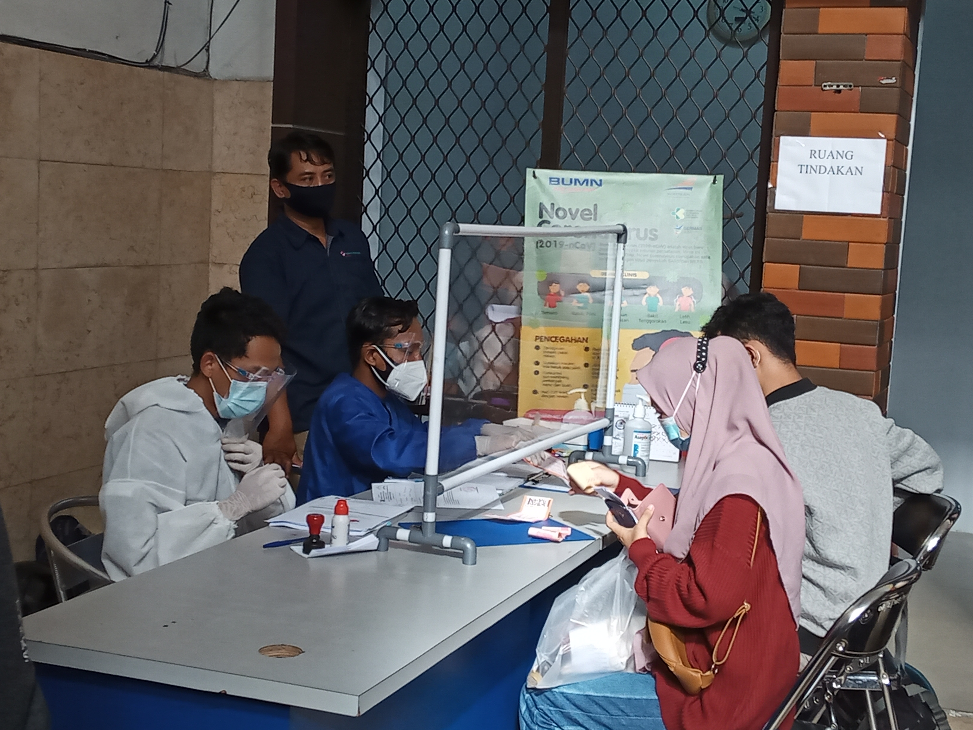 Penumpang KA di Stasiun Malang Kota Baru saat mengantre untuk mendapatkan layanan rapid antigen (Foto: Lalu Theo/ngopibareng.id)