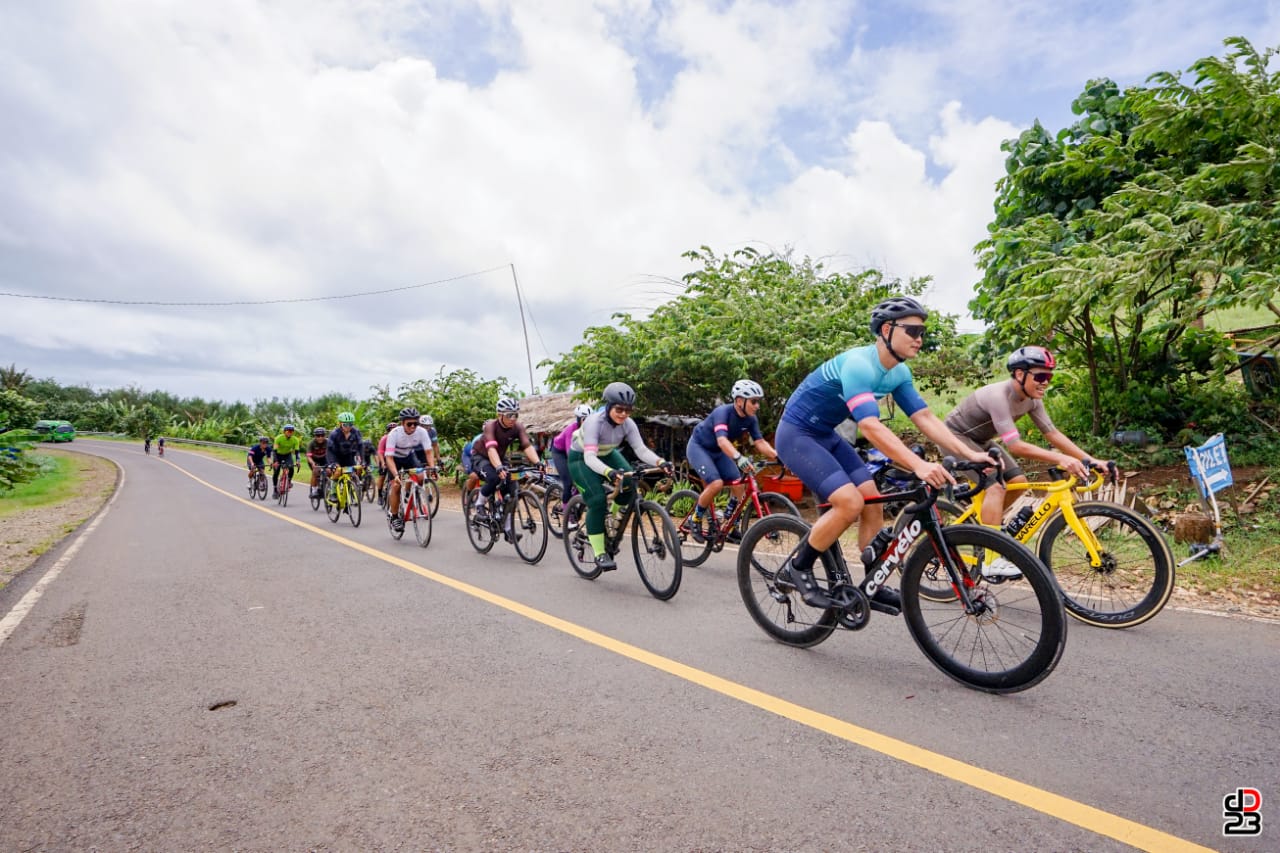 Sebagian dari 81 peserta gowes bareng PNS Malang Selatan (Foto: Darius Hariyanto)