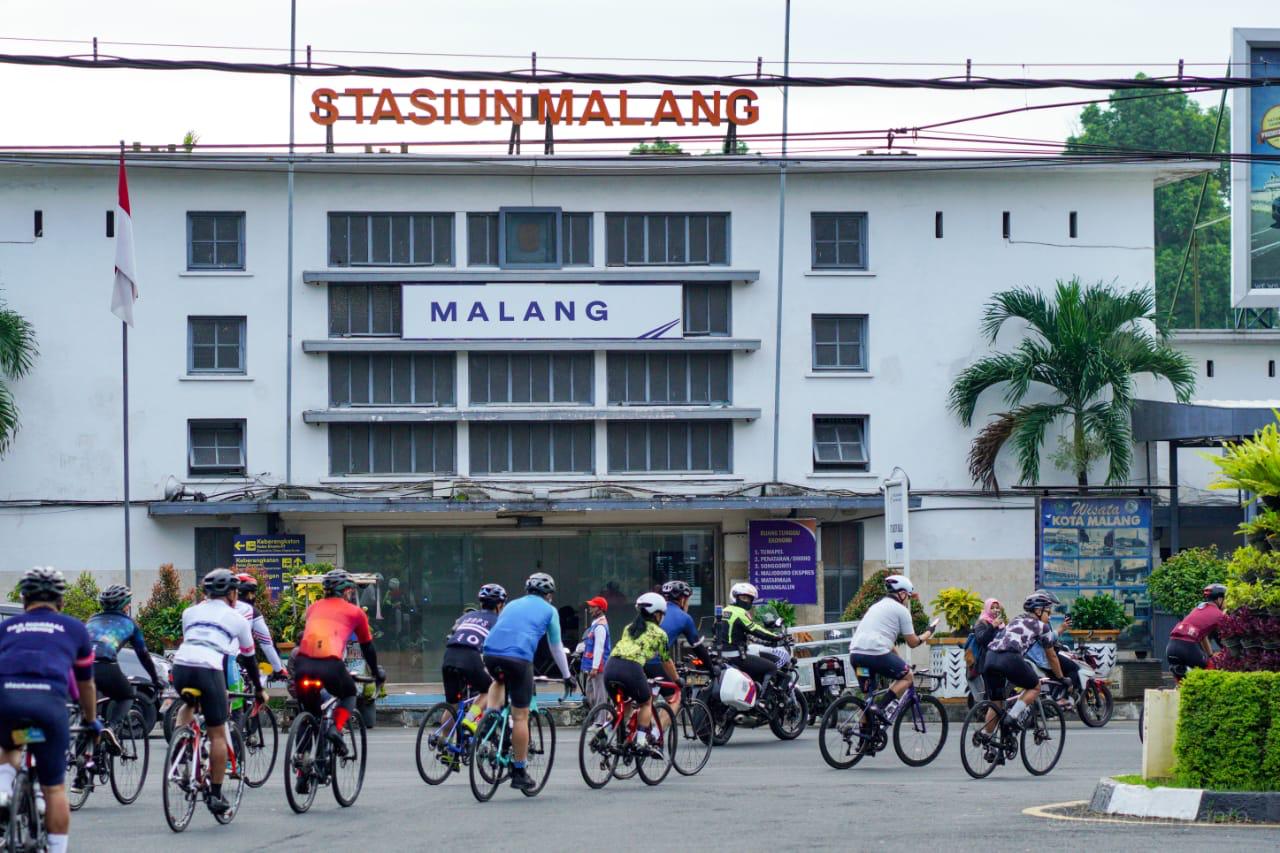 Gowes bareng PNS Malang Selatan melewati Kota Malang (Foto: Darius Hariyanto)