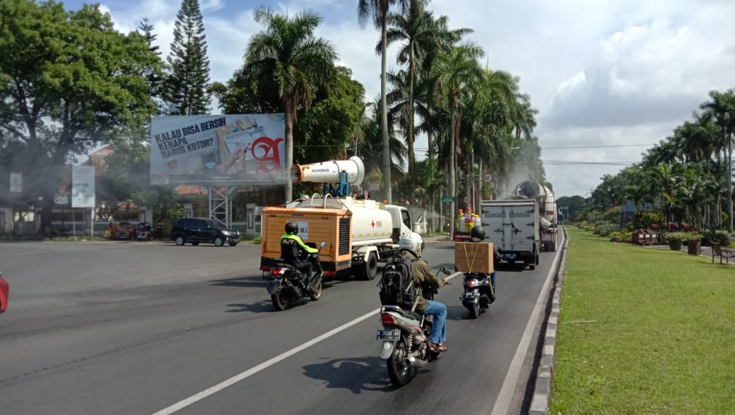 Mobil spraying gunner saat melakukan disinfeksi di ruas Jalan Idjen, Kota Malang, Jawa Timur. (Foto: Istimewa)