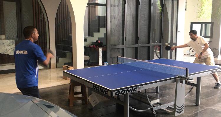 Machfud Arifin, calon Walikota Surabaya, melakukan olahraga favoritnya yakni main pingpong. (Foto: Dok. Pribadi)