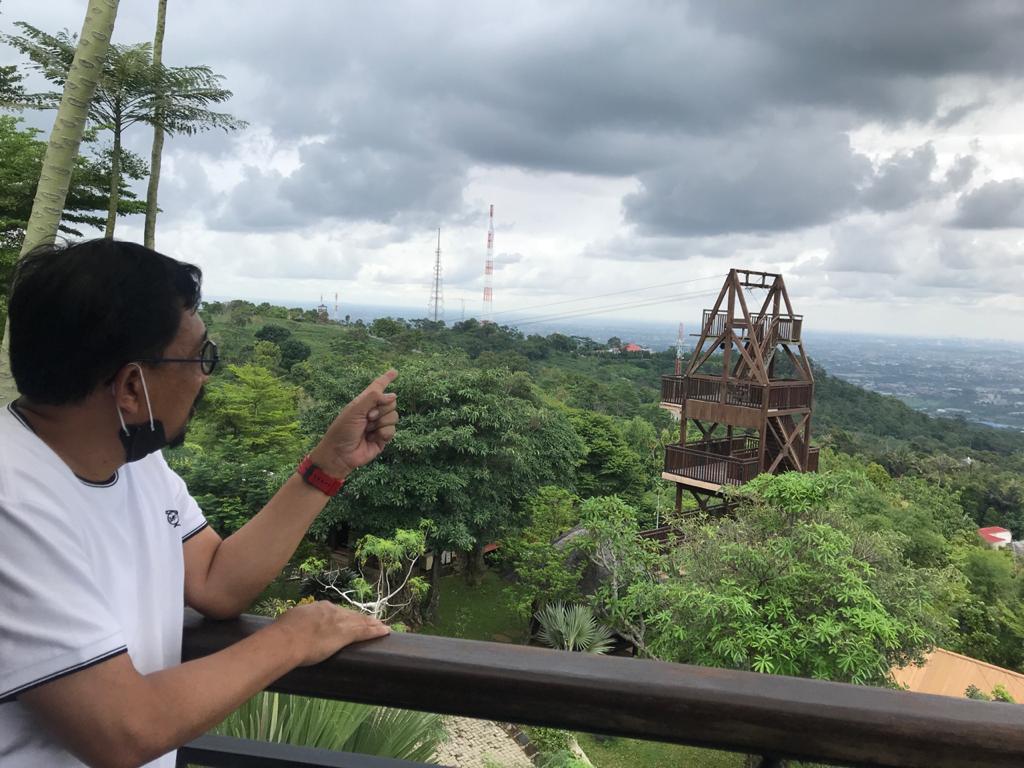 Machfud Arifin di kebun pribadinya yang dilengkapi permainan flying fox. (Foto: Dok. Pribadi)