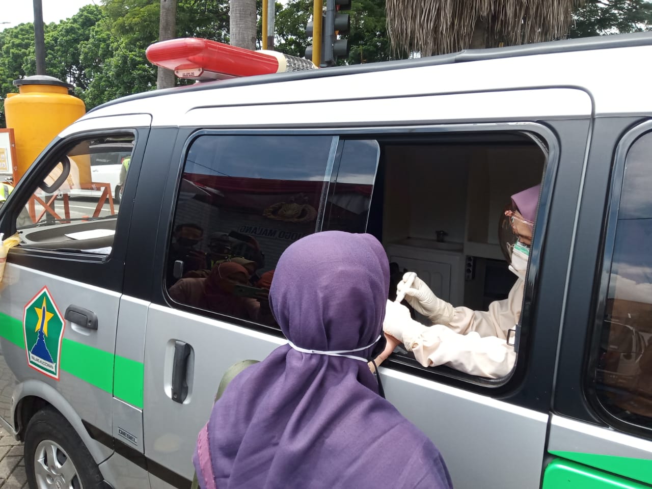 Salah satu warga dari luar Kota Malang dilakukan rapid test di Pos Pelayanan Nataru, Karanglo, Kota Malang. (Foto: Lalu Theo/Ngopibareng.id)